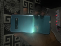 Green Samsung  Galaxy S10